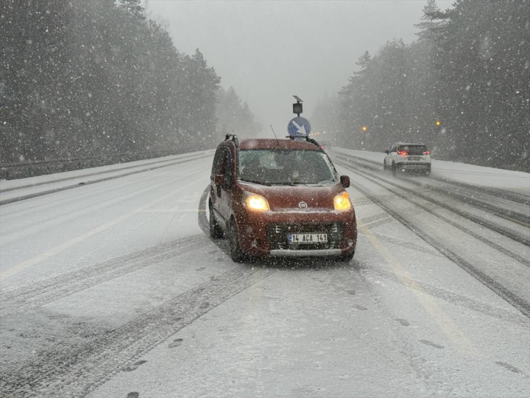 Beklenen kar yağışı başladı, trafik aksıyor 14